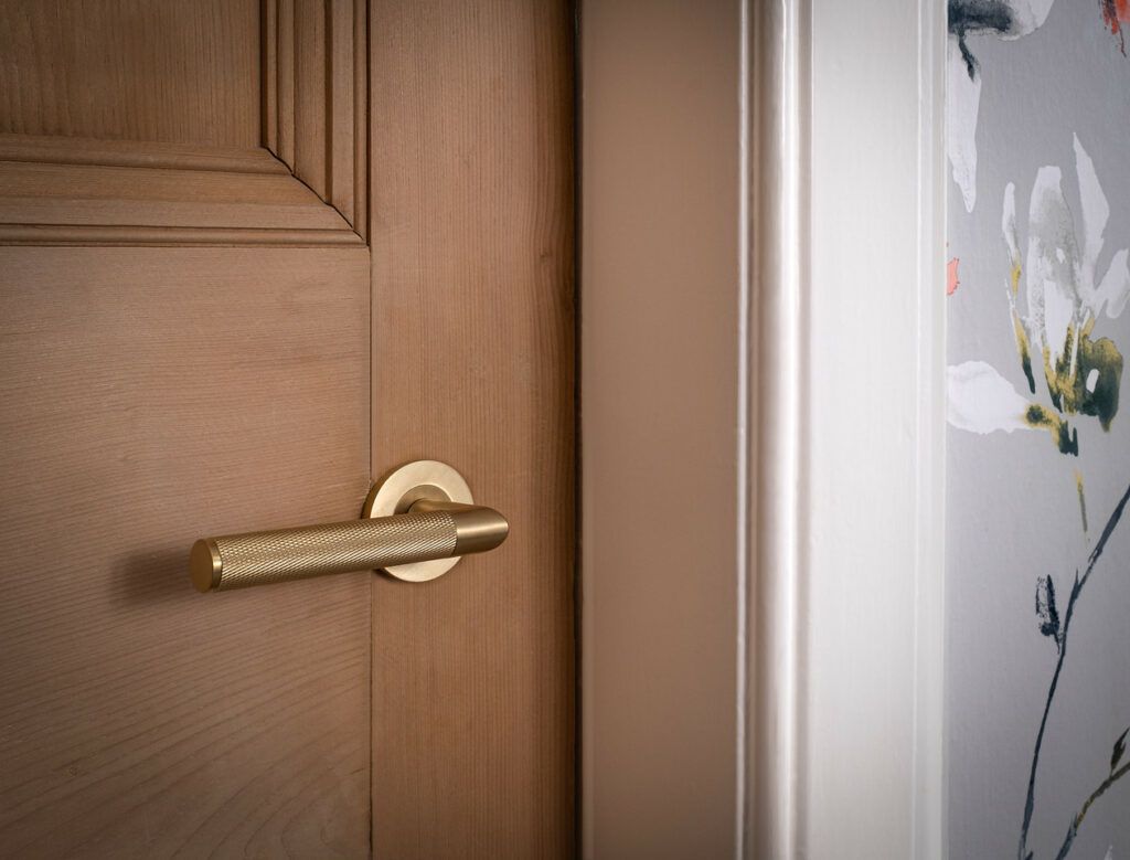 What are knurled handles?