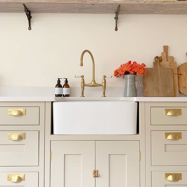 The M.Marcus Heritage Brass Cheshire Cup Handle is a smoothly rounded pull on a simple rectangular plate that has a visible screw fixing at each side of the handle for quick and easy, secure fixing. The rectangular drawer pull is available in an array of finishes, which will create an elegant and stylish design for your doors when coordinated with matching door hardware from Heritage Brass.