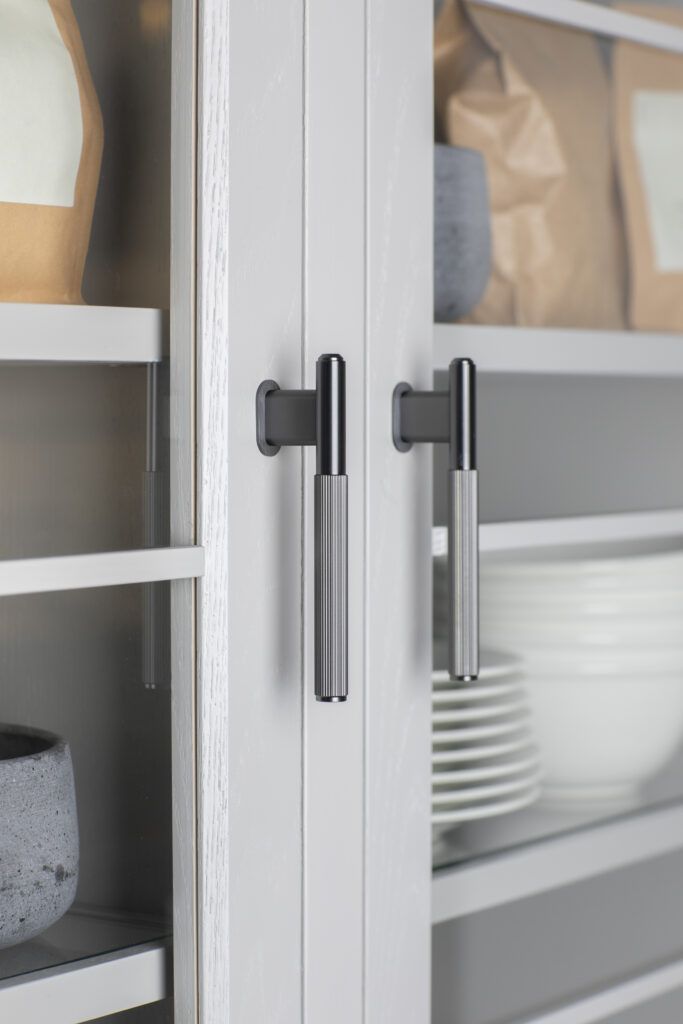The BUSTER + PUNCH LINEAR L-bar handle for cupboards in Gun metal.